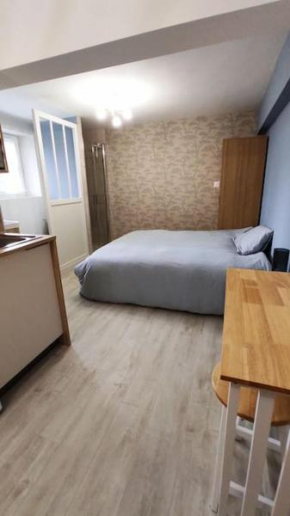 Studio neuf dans maison avec piscine